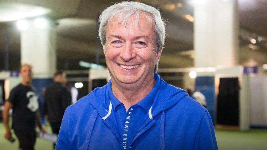 El presidente de Veacutelez cargoacute contra sus hinchas por la baja asistencia- ldquoNo les puedo poner un revoacutelver en la cabezardquo
