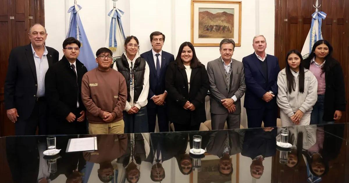 Seis estudiantes de medicina recibieron becas de la Provincia