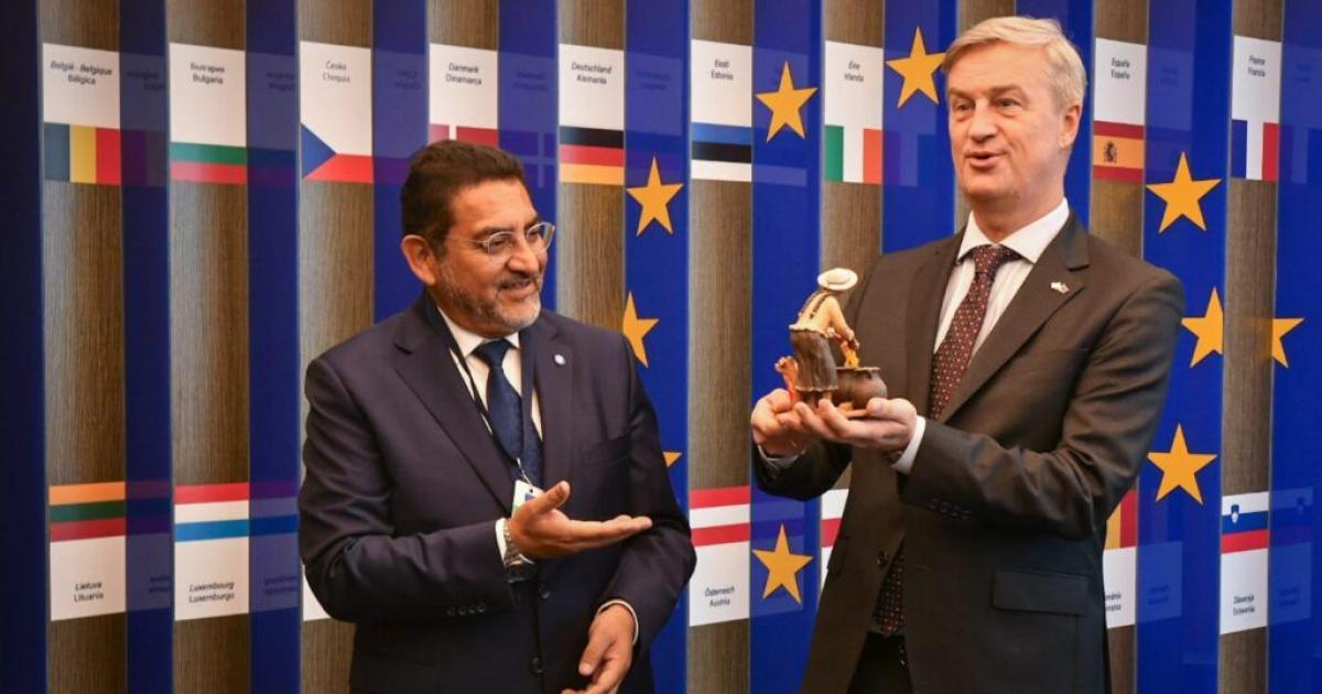 Velaacutezquez expuso proyectos y potencial geopoliacutetico ante embajador de la UE