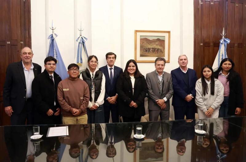 Seis estudiantes de medicina recibieron becas de la Provincia