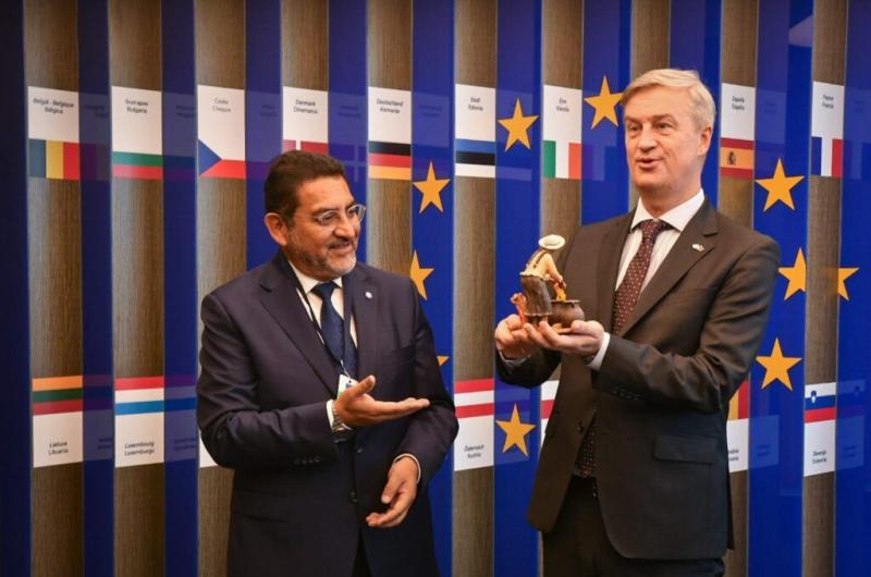 Velaacutezquez expuso proyectos y potencial geopoliacutetico ante embajador de la UE