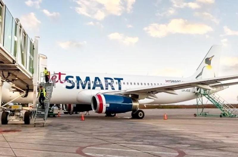 Acuerdo con JetSMART fortalece la conectividad aeacuterea de la Provincia