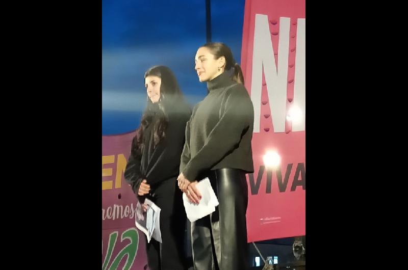 Cazzu y Thelma Fardiacuten encabezaron la marcha por ldquoNi Una Menos en el Congreso