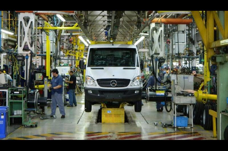 La produccioacuten automotriz se desplomoacute en mayo