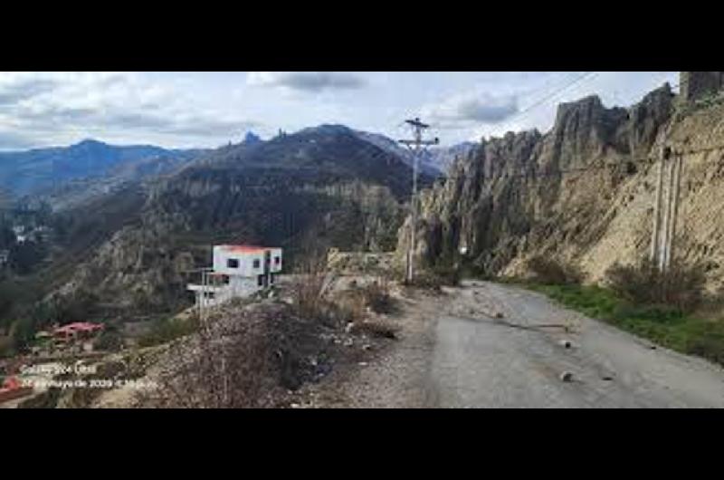 Bolivia- ministro de Defensa encabezoacute operativo de despeje de una de las principales rutas de abastecimiento de La Paz