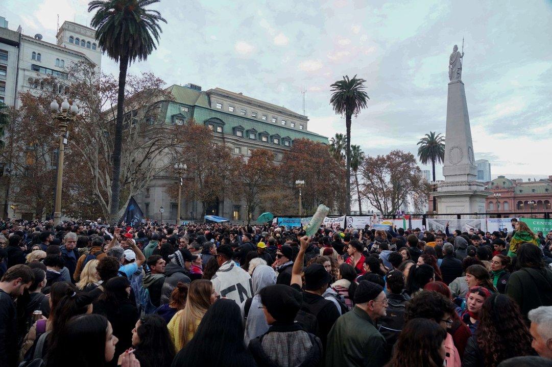 La Plaza de Mayo se convirtioacute en un epicentro de misa ricotera entre los primeros pogos y calles cerradas