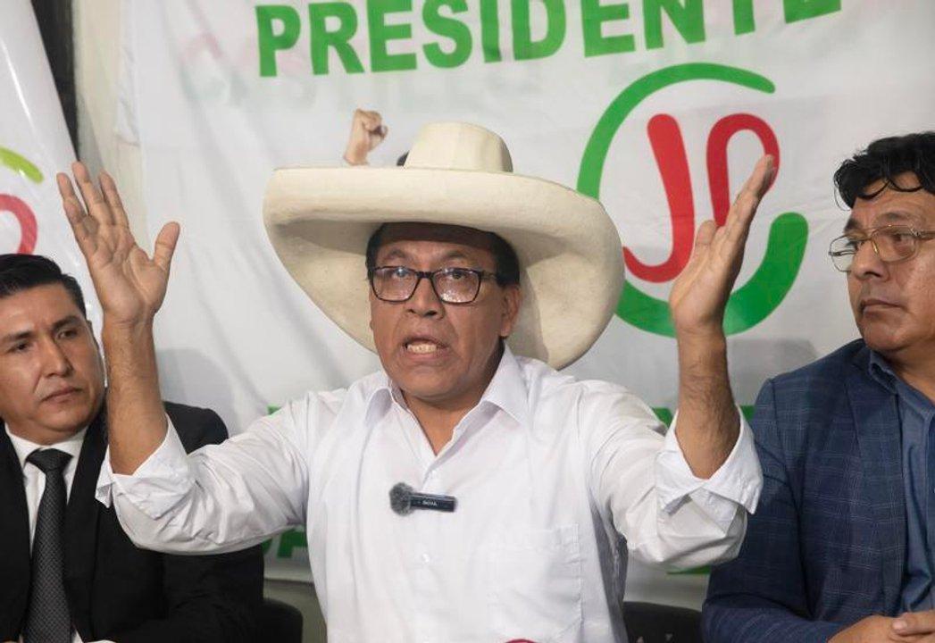 Roberto Saacutenchez el candidato de la izquierda que moderoacute su programa y arrasa en el interior peruano