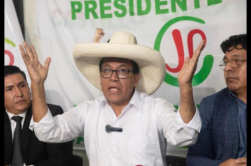 Roberto Saacutenchez el candidato de la izquierda que moderoacute su programa y arrasa en el interior peruano
