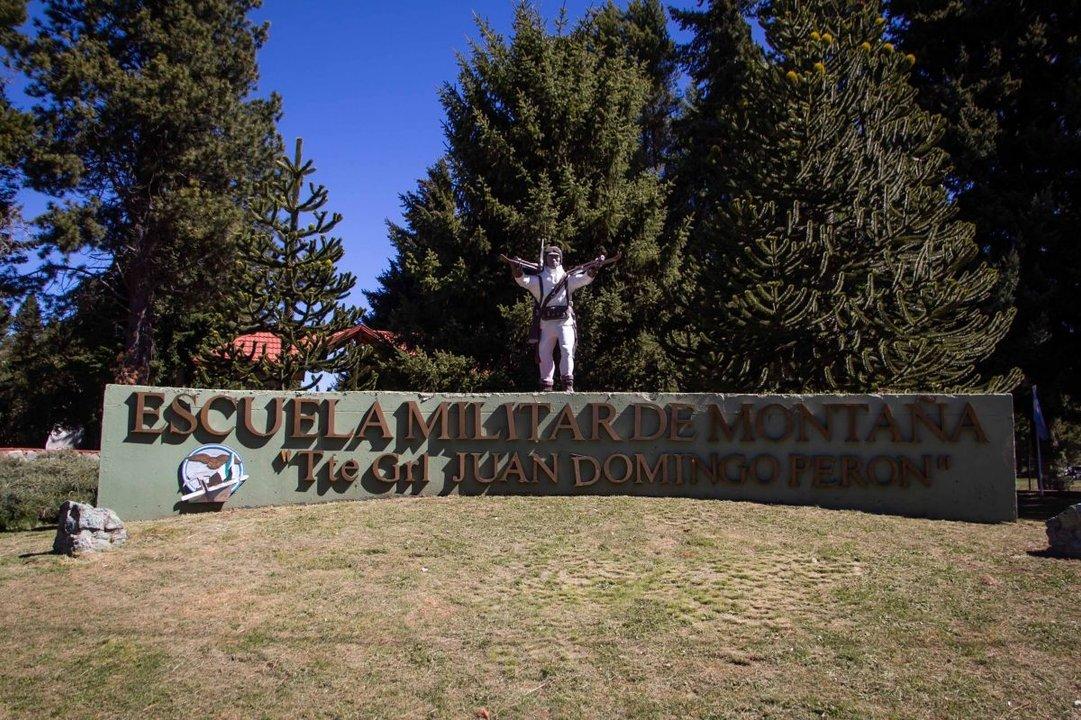Retiran el nombre de Peroacuten de la Escuela Militar de Montantildea y estalloacute la poleacutemica