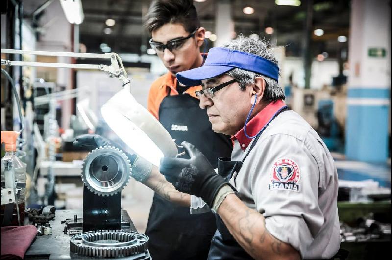 La industria en alerta- cuatro de cada diez empresas reportaron caiacutedas en la produccioacuten y en las ventas
