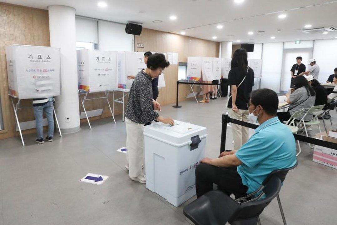 Balotaje en Peruacute- maacutes de 27 millones de electores votan por Fujimori o Saacutenchez
