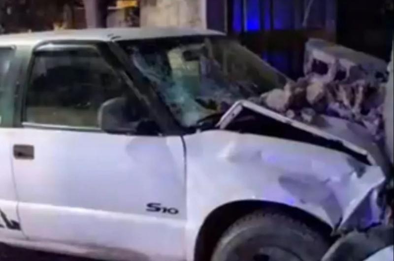 Chocoacute una moto destruyoacute la pared de una casa y teniacutea 25 de alcohol en sangre
