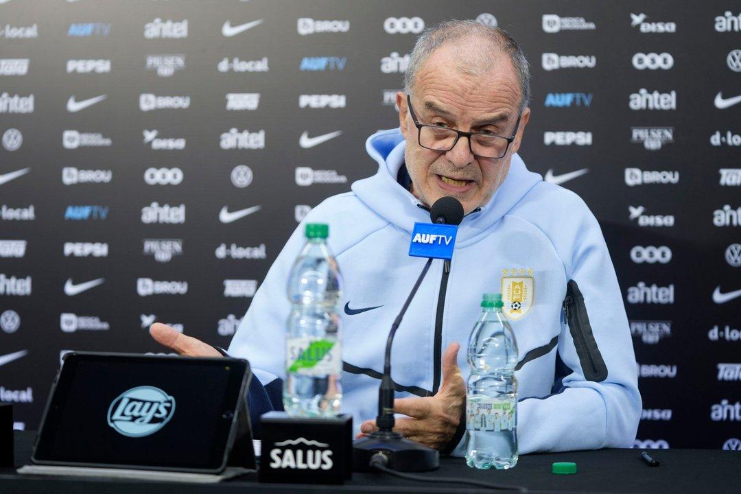 Escaacutendalo en Uruguay- el hermano de un jugador acusoacute a Bielsa de provocar la lesioacuten de un titular