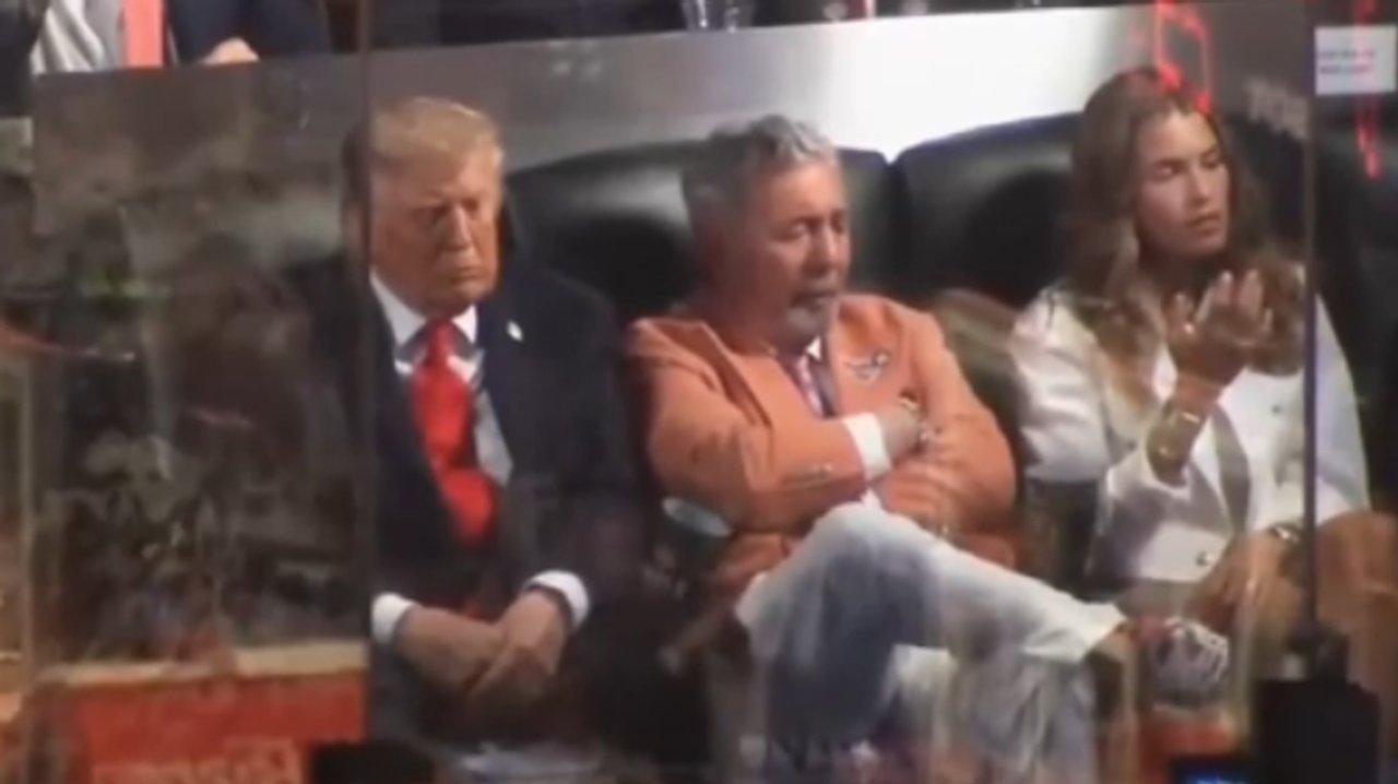 Donald Trump fue abucheado en el Madison Square Garden y se quedoacute dormido