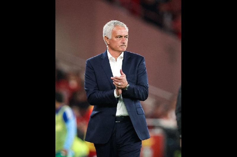 Benfica oficializoacute la salida de Joseacute Mourinho y seraacute el proacuteximo teacutecnico del Real Madrid
