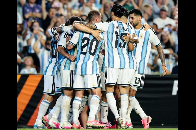 La Seleccioacuten argentina quedoacute en el primer puesto del ranking FIFA previo al Mundial 2026