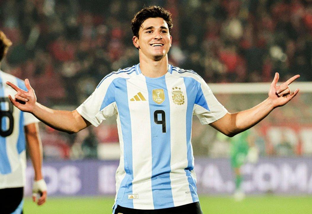 Paredes y Juliaacuten Aacutelvarez entrenaron y dieron una buena sentildeal tras la goleada de Argentina