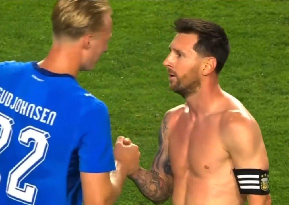 El emotivo abrazo entre Lionel Messi y Gudjohnsen que recordoacute una historia del Barcelona