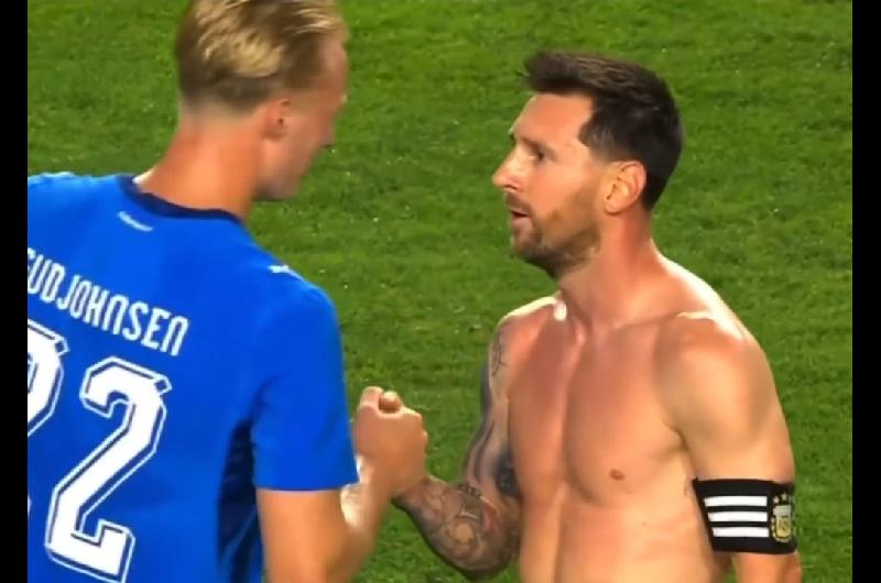El emotivo abrazo entre Lionel Messi y Gudjohnsen que recordoacute una historia del Barcelona
