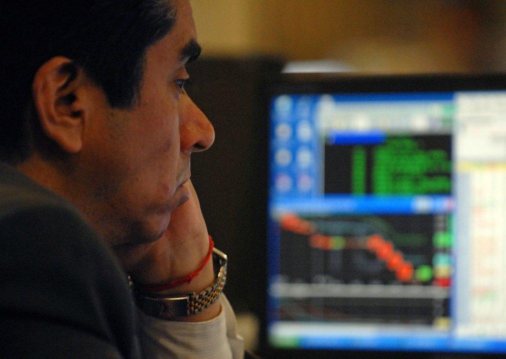 Las acciones argentinas operan con disparidades y el riesgo paiacutes supera los 500 puntos