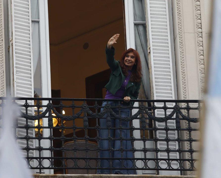 Cristina Kirchner salioacute a saludar desde el balcoacuten a la militancia