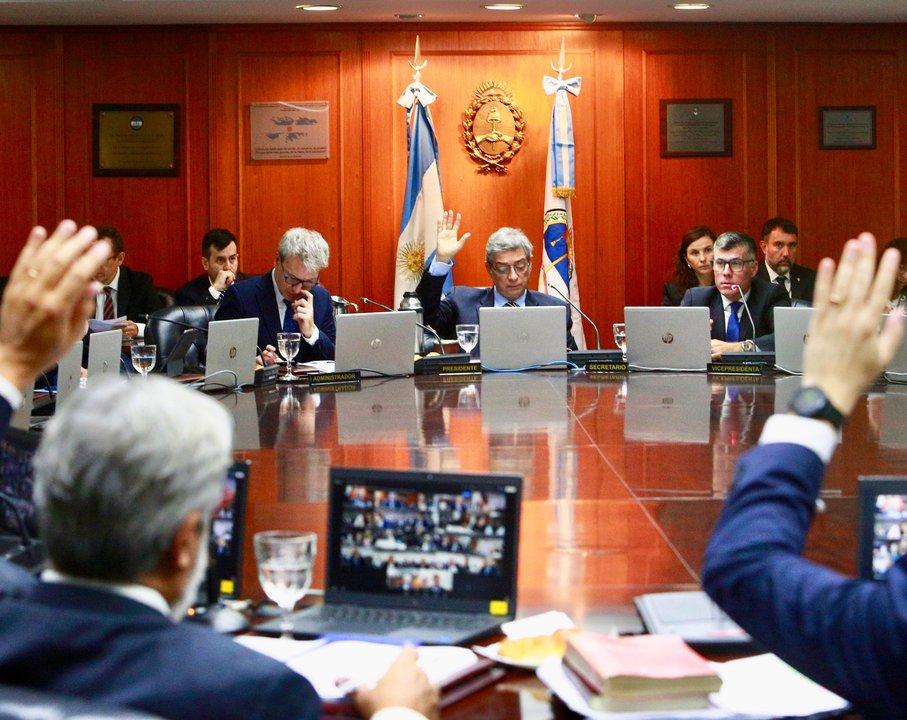 Escaacutendalo judicial- el Consejo de la Magistratura activoacute el juicio poliacutetico y suspendioacute al juez Salmain