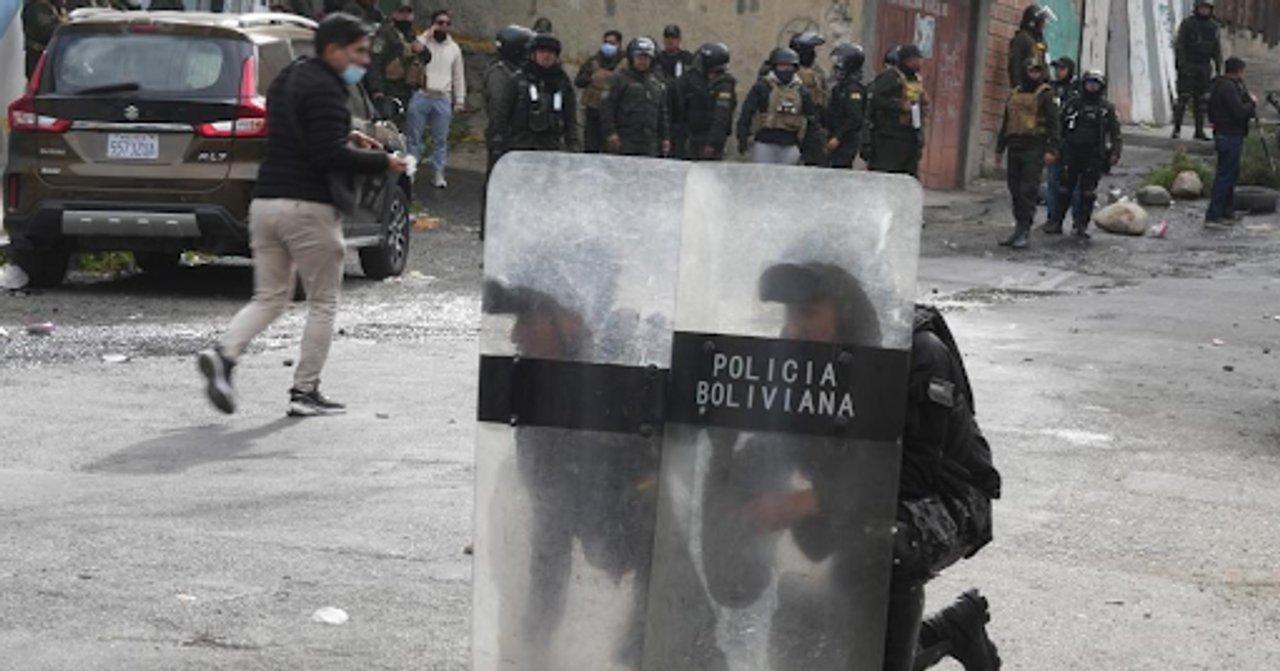 Bolivia- choques entre manifestantes y policiacuteas en el centro de La Paz