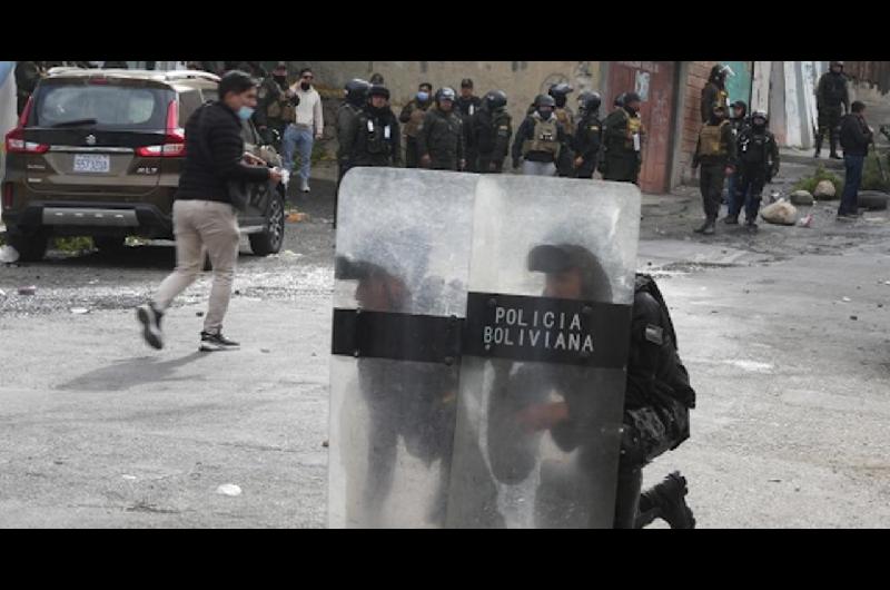 Bolivia- choques entre manifestantes y policiacuteas en el centro de La Paz