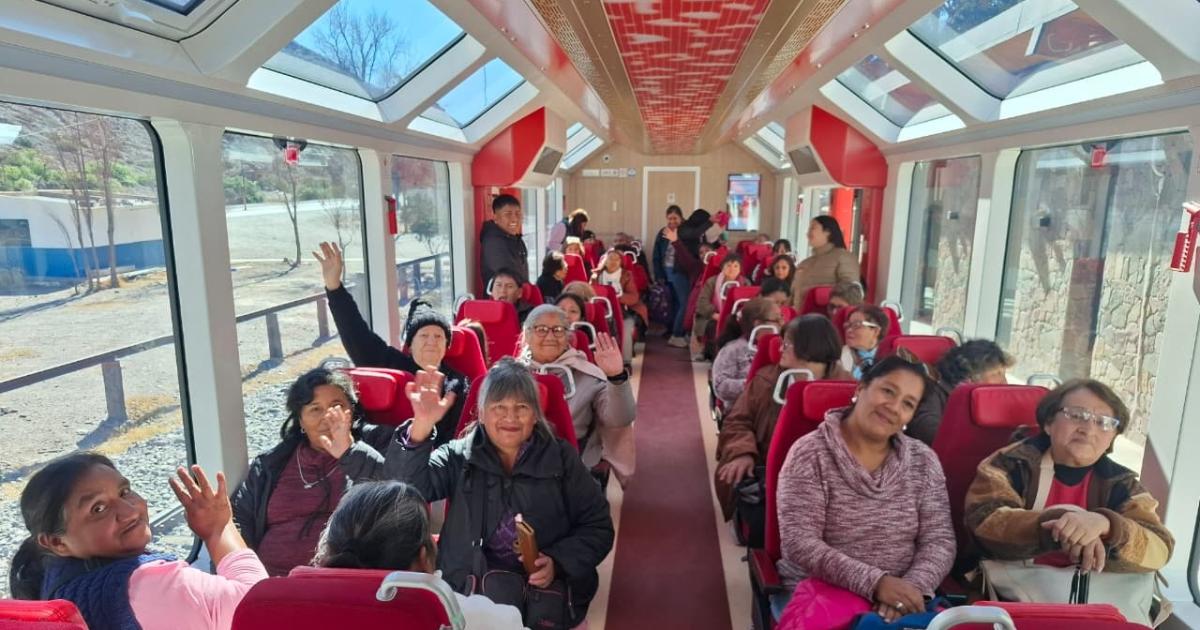 Regocijo de los adultos mayores en el Tren Solar