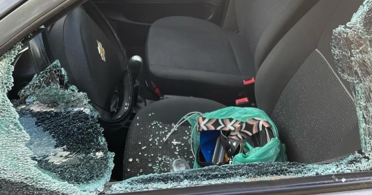 Rompevidrios atacaron un auto y se llevaron medio milloacuten de pesos