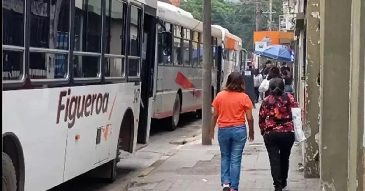 Esperaba el colectivo le robaron las tarjetas y gastaron maacutes de medio milloacuten de pesos