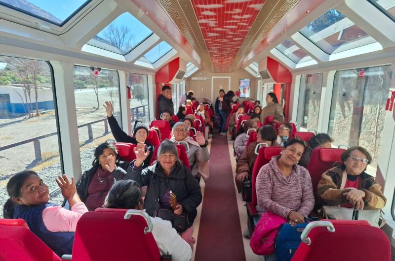 Regocijo de los adultos mayores en el Tren Solar