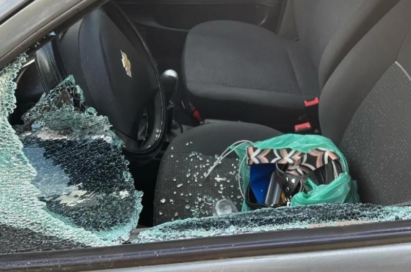 Rompevidrios atacaron un auto y se llevaron medio milloacuten de pesos