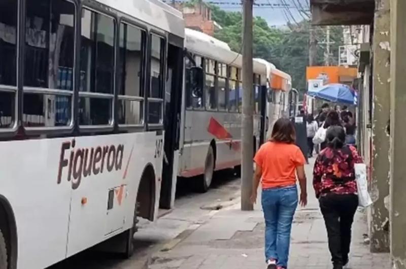Esperaba el colectivo le robaron las tarjetas y gastaron maacutes de medio milloacuten de pesos