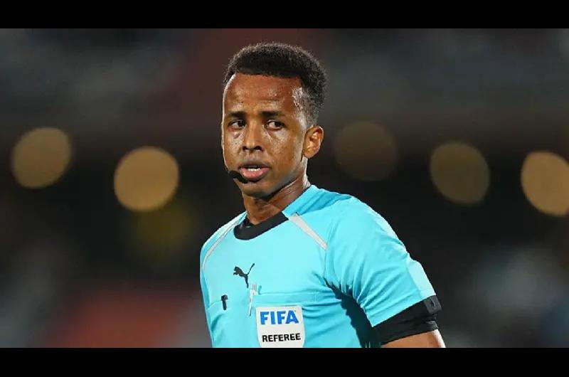 Del escaacutendalo mundialista a la Supercopa UEFA- el sudaneacutes Omar Artan dirigiraacute PSG-Aston Villa