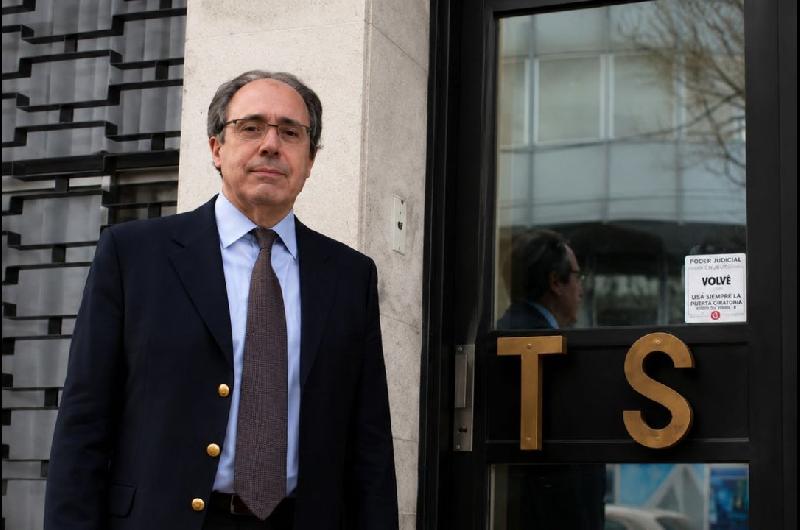 Santa Cruz- la Legislatura aproboacute la norma para restituir al exprocurador Eduardo Sosa