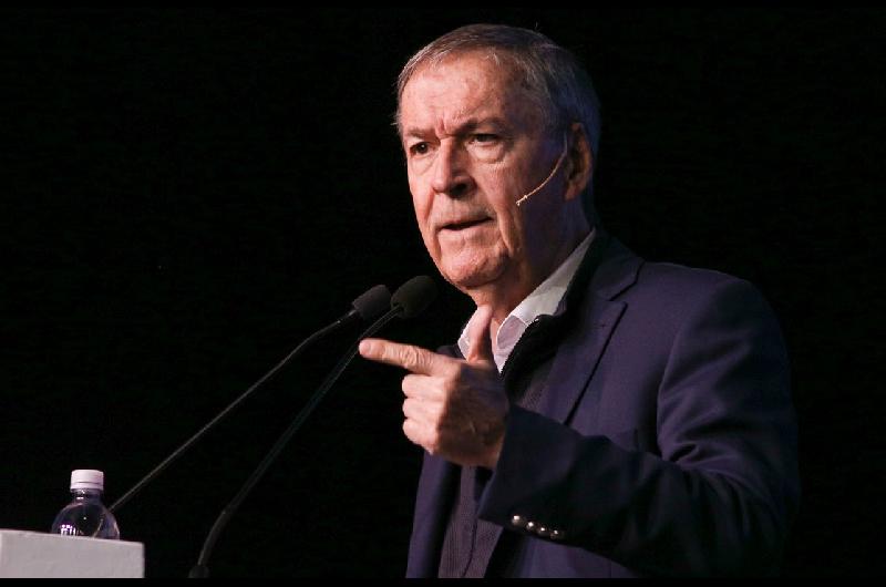 Juan Schiaretti pide la renuncia de Adorni como jefe de Gabinete