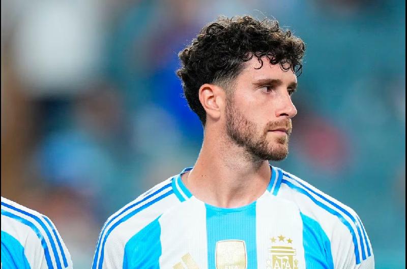 Marcos Senesi llegoacute a Kansas City para sumarse al plantel mundialista de la Selccioacuten Argentina