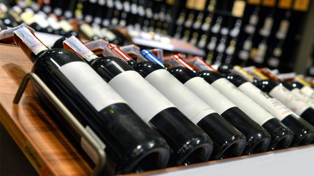 Trump amenaza con arancel del 100 -en-porciento- al champagne y el vino franceses 