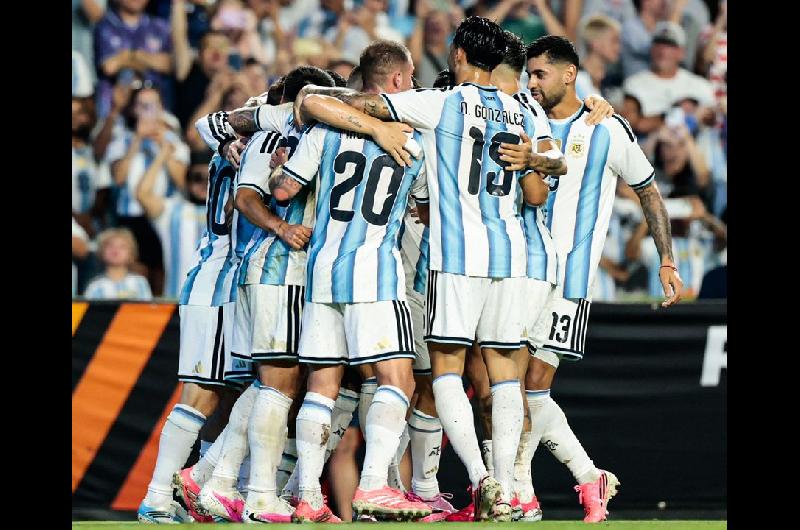 Cuaacutel es la uacutenica incoacutegnita que mantiene Scaloni para el debut de la Seleccioacuten argentina en el Mundial 2026