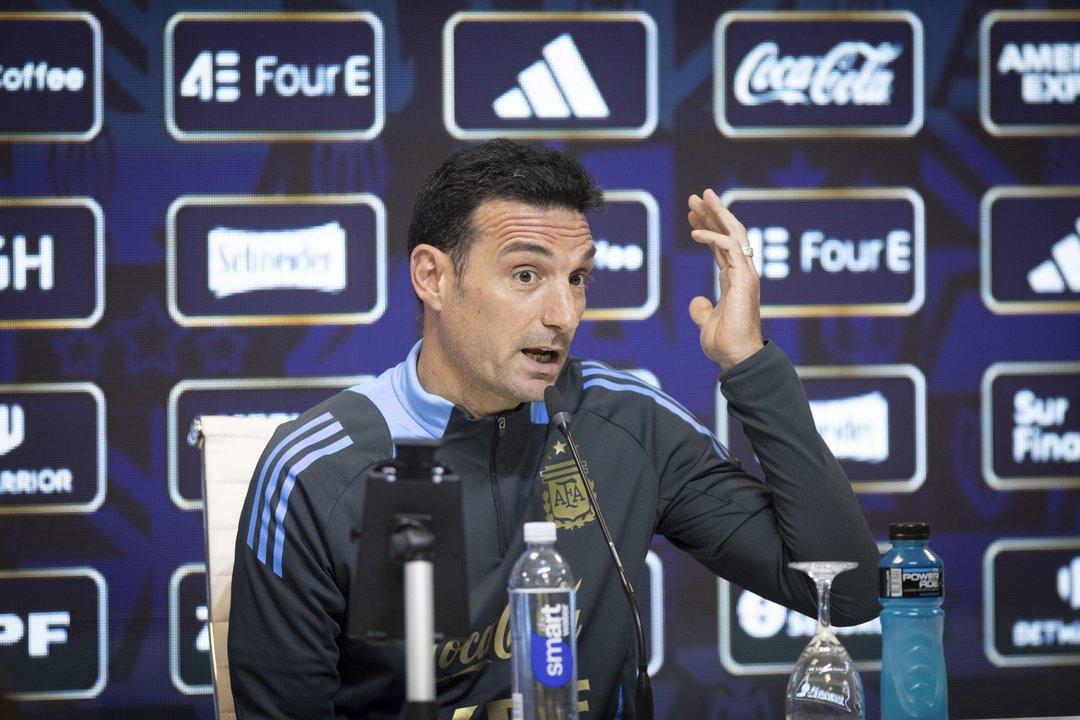 Mundial 2026- Scaloni confirmoacute que el Dibu Martiacutenez y Juliaacuten Aacutelvarez estaacuten ldquodisponiblesrdquo para el debut ante Argelia
