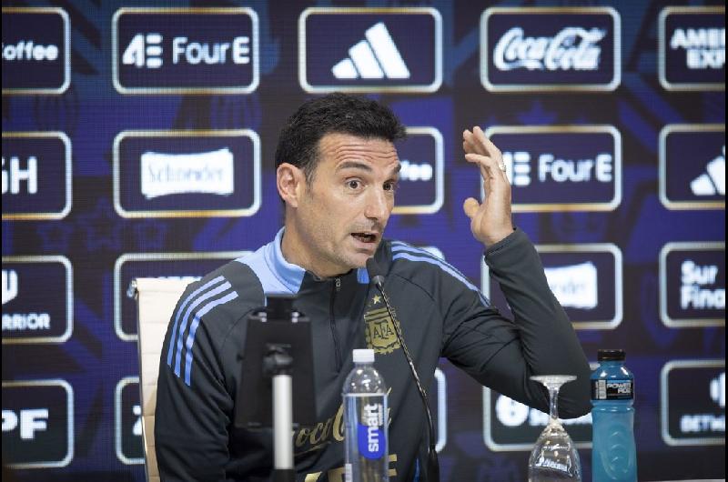 Mundial 2026- Scaloni confirmoacute que el Dibu Martiacutenez y Juliaacuten Aacutelvarez estaacuten ldquodisponiblesrdquo para el debut ante Argelia