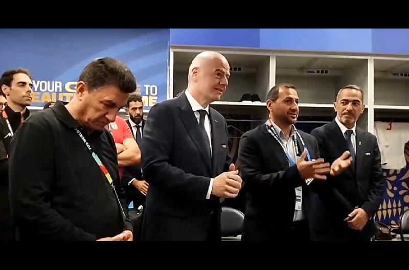 Infantino visitoacute el vestuario de Iraacuten y su entrenador le reclamoacute a la FIFA- ldquoSomos la seleccioacuten maacutes oprimidardquo