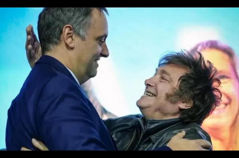 Milei volveraacute a Rosario por el Diacutea de la Bandera acompantildeado por Adorni