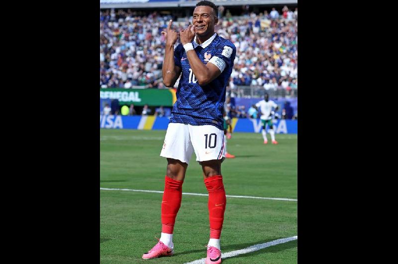Francia impuso su jerarquiacutea en la primera fecha y derrotoacute a Senegal por el Mundial 2026