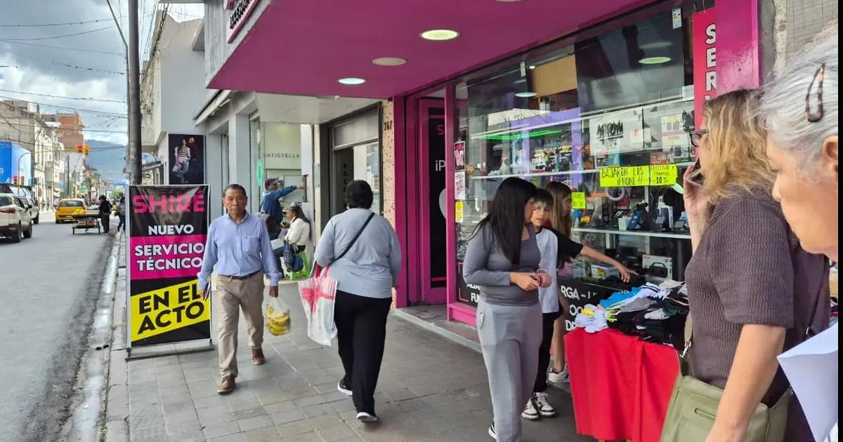 Comercios deciden abrir en el feriado del 20