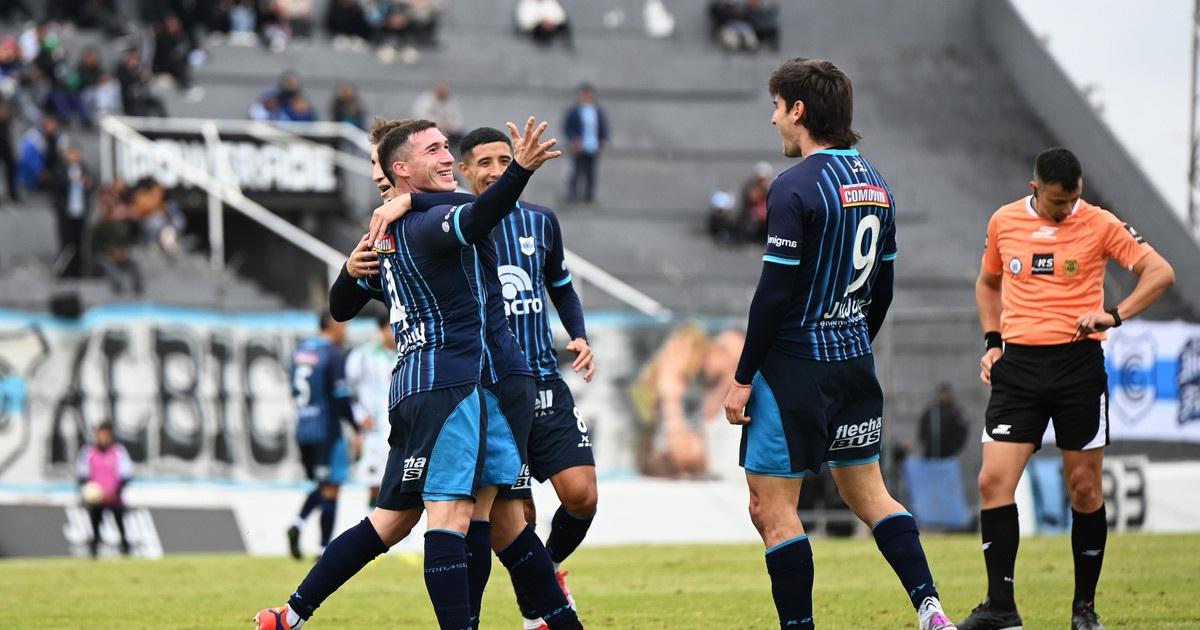 Gimnasia goleoacute a Nueva Chicago y sigue en la punta