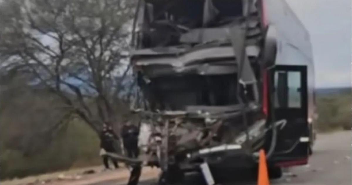 Colectivo que viajaba a Jujuy chocoacute con un camioacuten se incendioacute y dejoacute un muerto