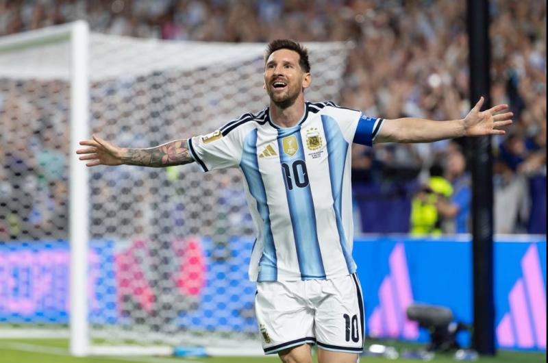 Con un triplete de Messi Argentina goleoacute a Argelia