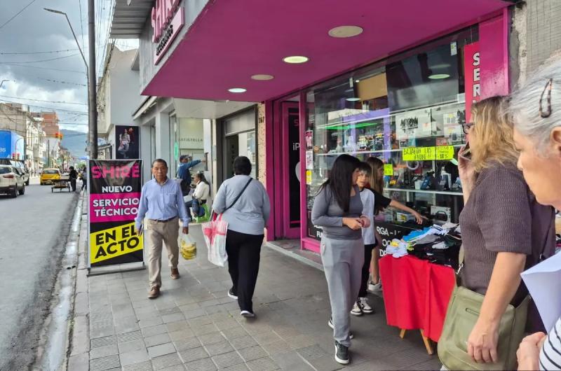 Comercios deciden abrir en el feriado del 20